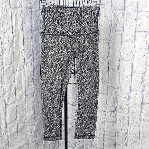 LULULEMON Align High Rise Crop Black and White Leggins Size 4 - Picture 1 of 7